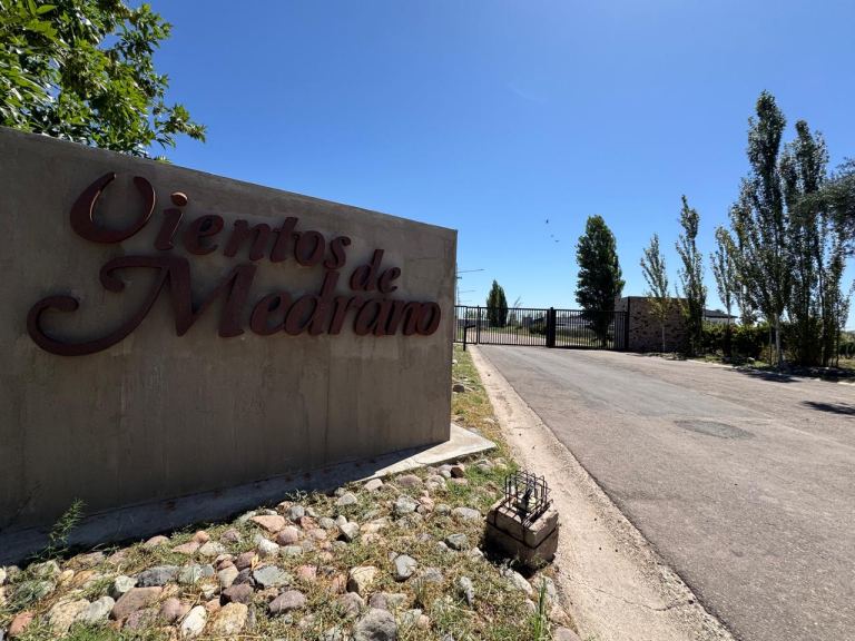 Notables terrenos de 500 m2 en el familiar y selecto barrio