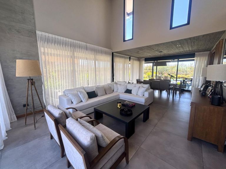 espacioso living comedor