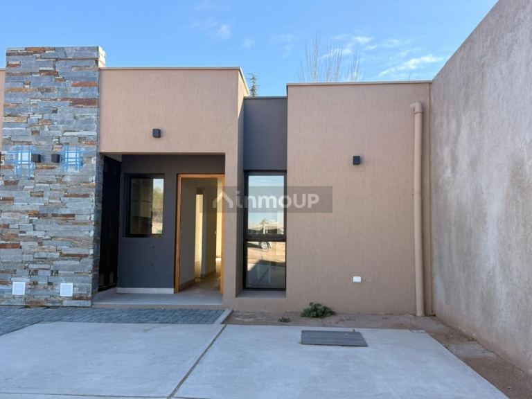 Guaymallen Notable casa a estrenar / B° Sol Andino III