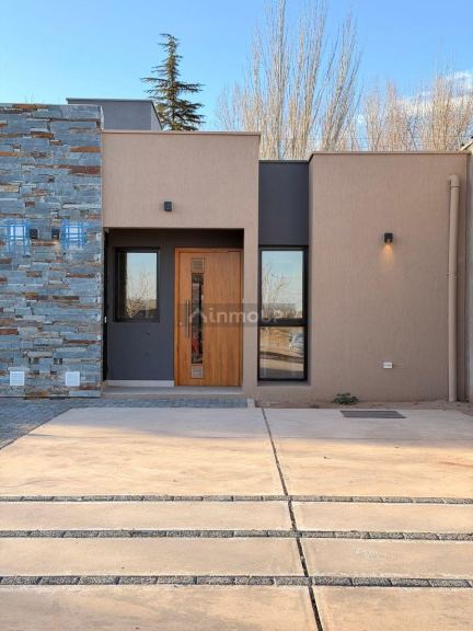 Guaymallen Notable casa a estrenar / B° Sol Andino III