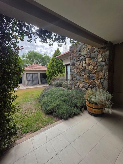 Casa en Venta en Lujan de Cuyo, Mendoza - USD 490.000 | Inmoup - 24