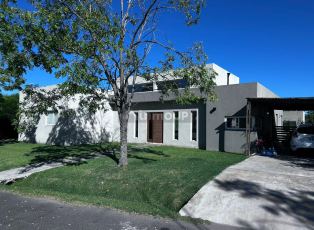 Escobar Venta casa 4 ambientes y dependencia con pileta en Santa Isabel I