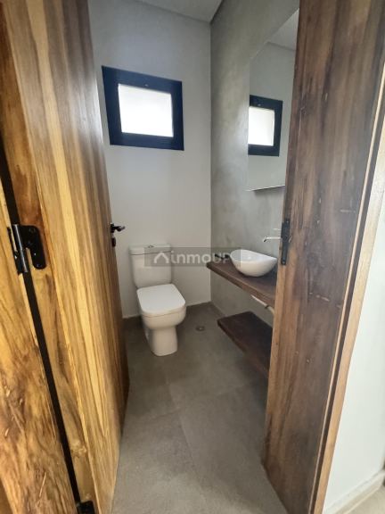 Lujan de Cuyo Lateral oeste del acceso sur