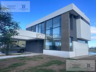 Berazategui Casa a estrenar sobre laguna · 4 dorm. · Piscina climatizada · Barrio Magallanes