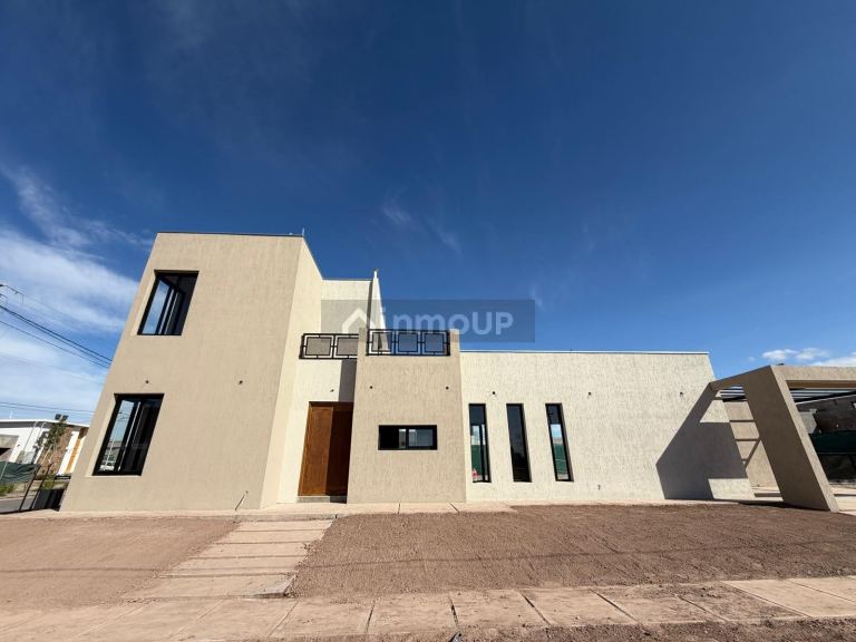 Casa en Venta en Lujan de Cuyo, Mendoza - USD 235.000 | Inmoup - 1