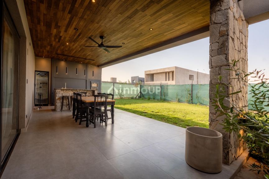 Casa en Venta en Lujan de Cuyo, Mendoza - USD 350.000 | Inmoup - 24