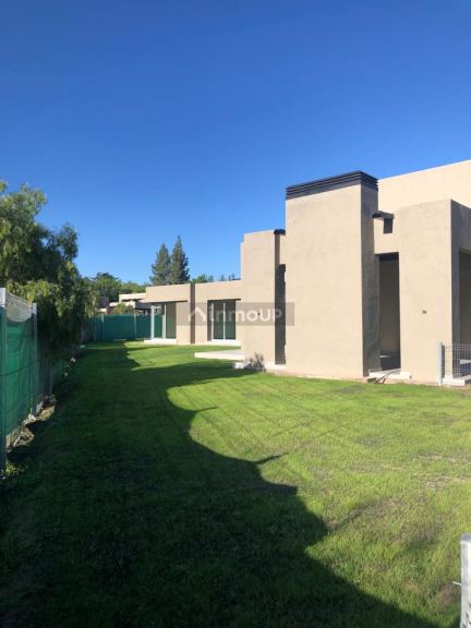 Casa en Venta en Lujan de Cuyo, Mendoza - USD 315.000 | Inmoup - 24
