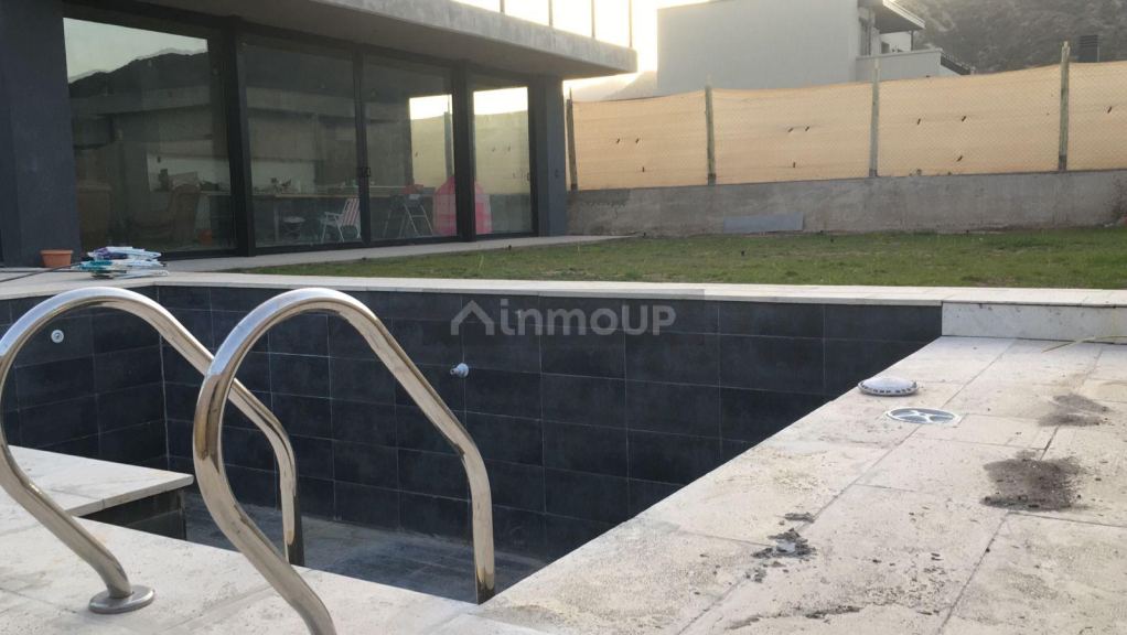 Casa en Venta en Las Heras, Mendoza - USD 330.000 | Inmoup - 1