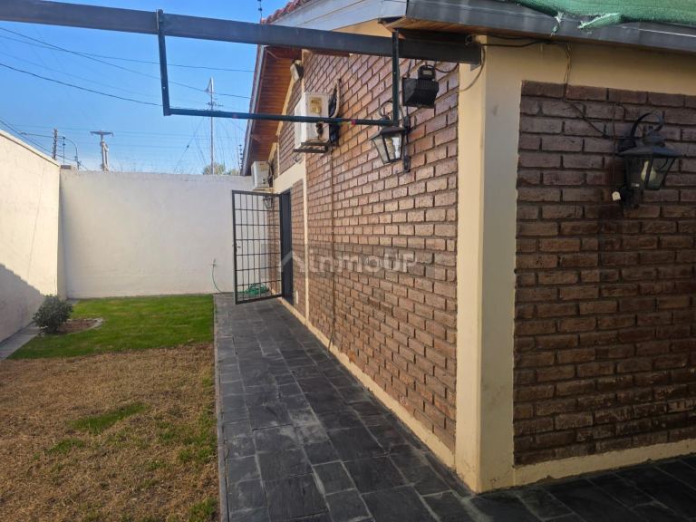 Guaymallen Pedro del Castillo & Carril Urquiza, Villa Nueva, Mendoza