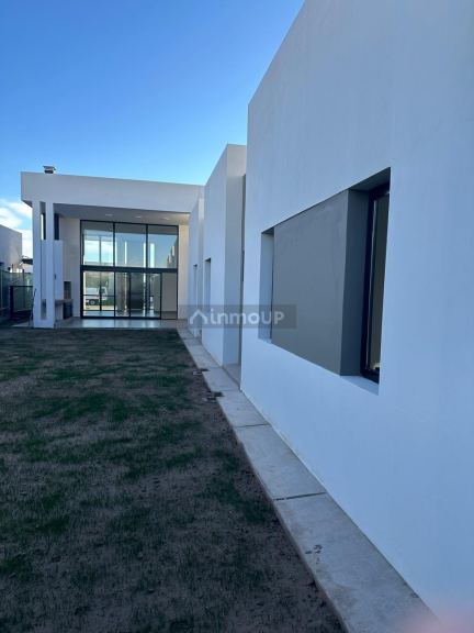 Casa en Alquiler en Lujan de Cuyo, Mendoza - USD 1.800 | Inmoup - 24