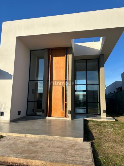 Casa en Alquiler en Lujan de Cuyo, Mendoza - USD 1.800 | Inmoup - 1