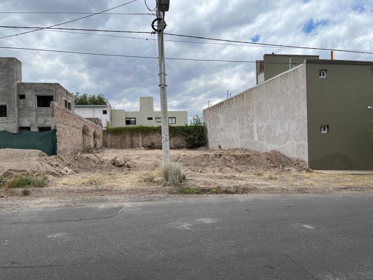 NOTTI ESQUINA MIYARA PEGADO, Capital, Mendoza