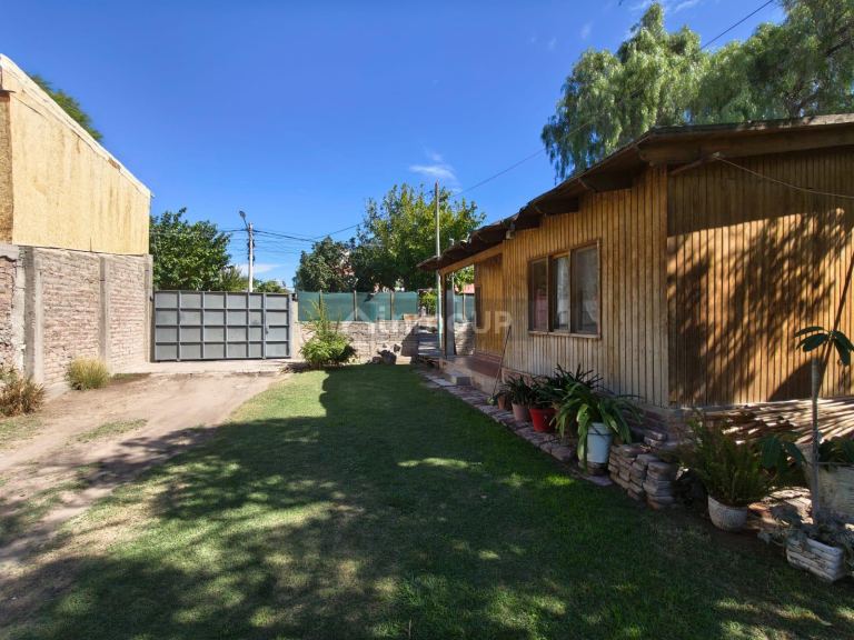 Rivadavia Dúplex en Consorcio Reconquista. Anexo al fondo Terreno con Casa en Curupaití 588(s)