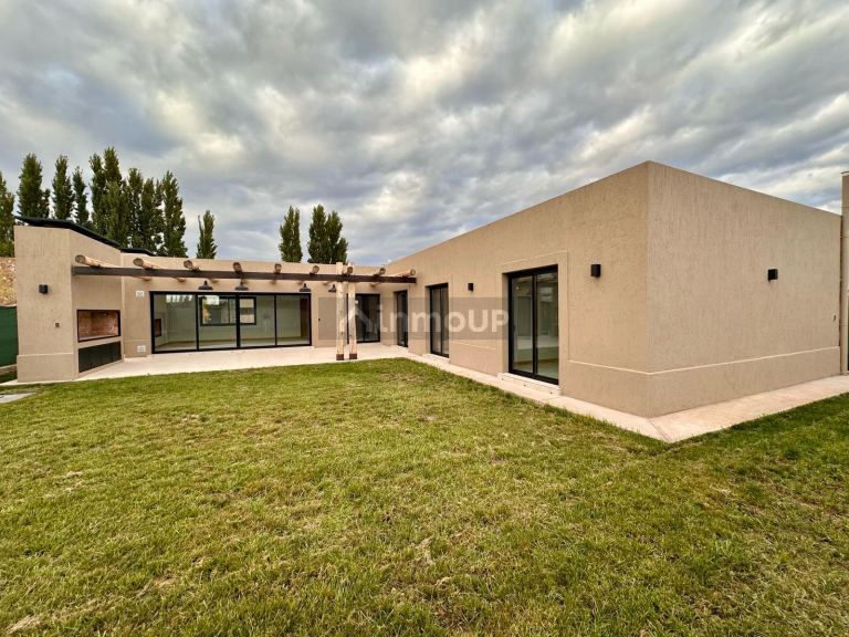 Lujan de Cuyo APTA CREDITO. 3 DORM + AMPLIO LIVING LOTE CENTRAL