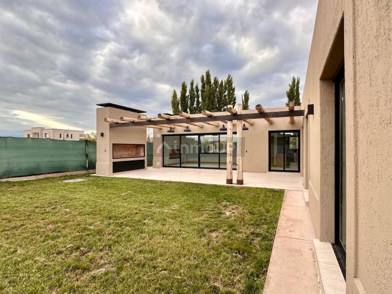 Lujan de Cuyo APTA CREDITO. 3 DORM + AMPLIO LIVING LOTE CENTRAL