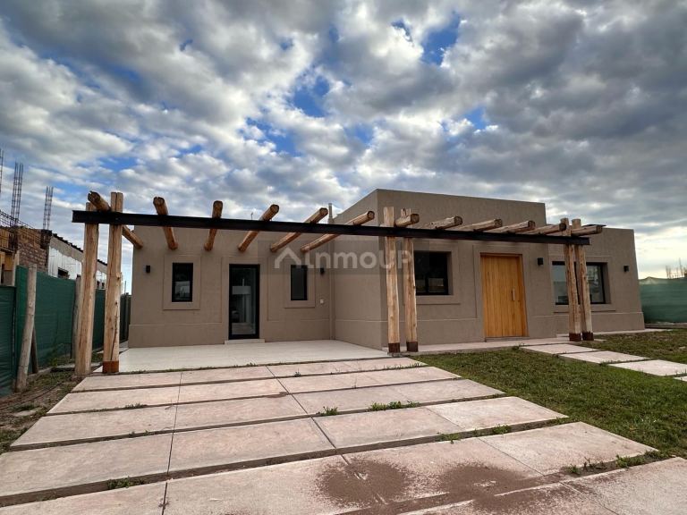 Lujan de Cuyo APTA CREDITO. 3 DORM + AMPLIO LIVING LOTE CENTRAL